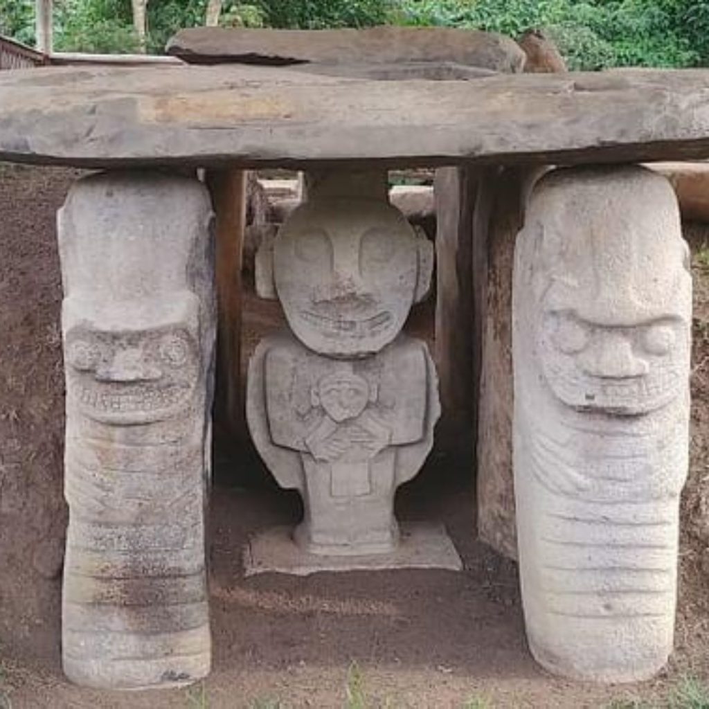 Fig. 1: Funerary Statues at Mesita B (Photograph by Benjamin Oswald, CC BY-NC-SA)